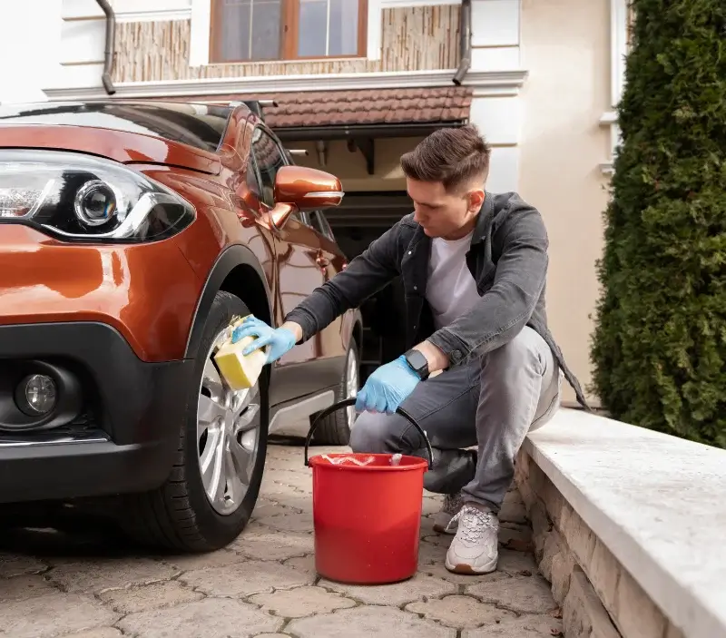 Lavage auto à domicile Fargues-Saint-Hilaire : professionnel intervenant sur un véhicule